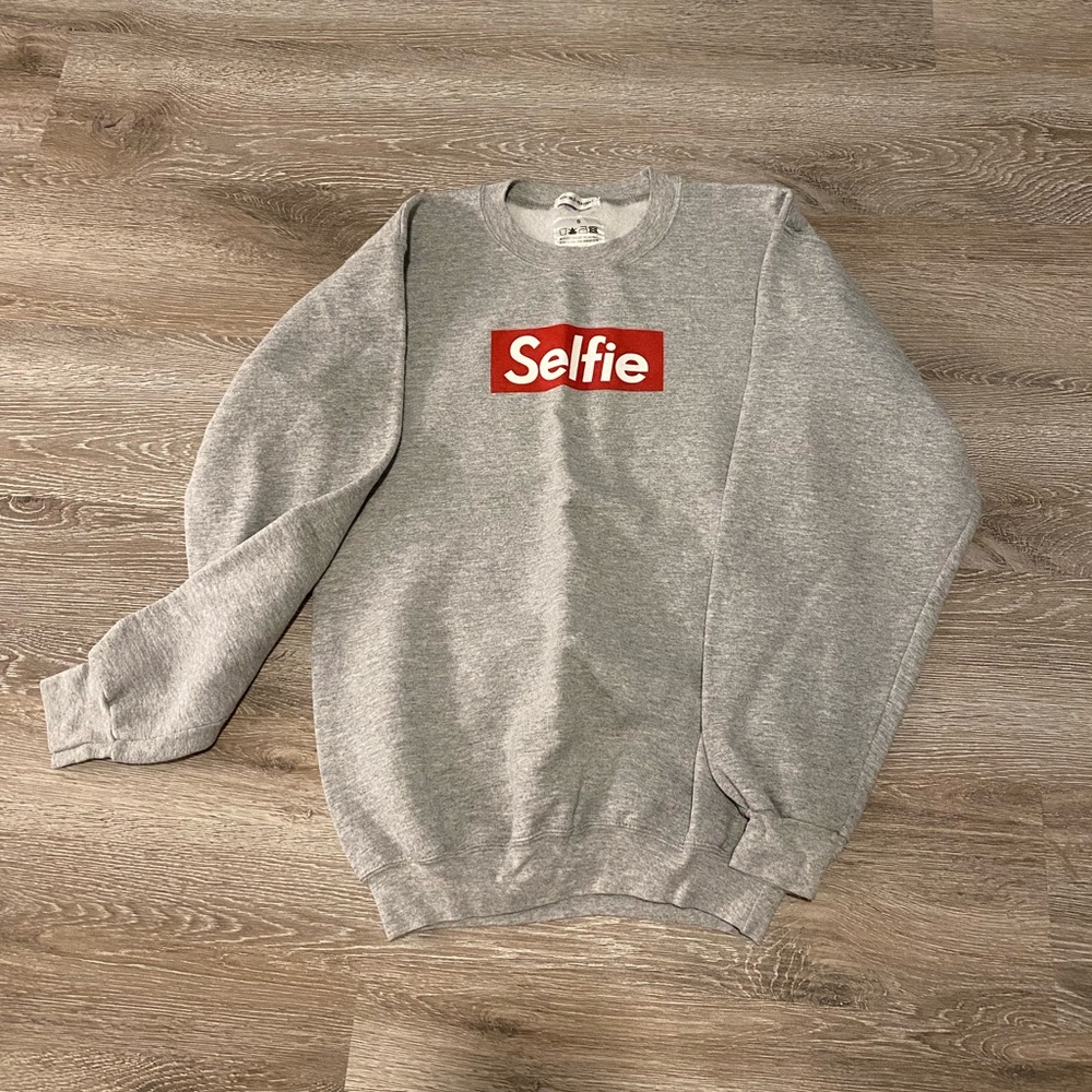 SELFIE crew neck sweatshirt